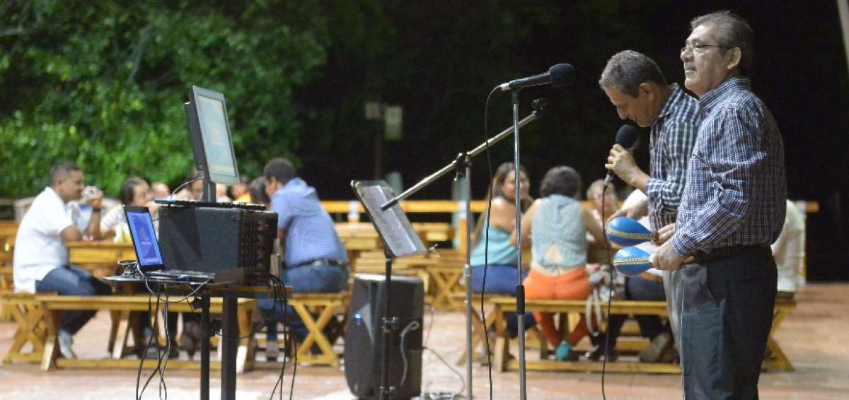 En el Malec&oacute;n del Salado hay un programa de karaoke conducido por los m&uacute;sicos William Zerda y Polo Le&oacute;n, quienes invitan al p&uacute;blico a cantar con pistas.