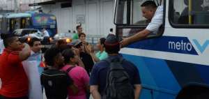 Las personas detuvieron a todos los articulados que pasaban por las calles Pedro Moncayo y Alejo Lascano.