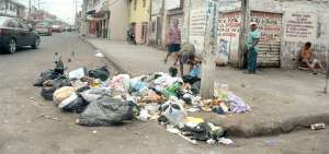 La calle 4 de Noviembre es uno de los puntos donde las bolsas de basura aparecen sobre el pavimento y las rejillas de alcantarillas.