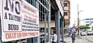 A lo largo de las calles donde existen carriles exclusivos para buses se colocaron carteles en protesta por las disposiciones de la ATM.  