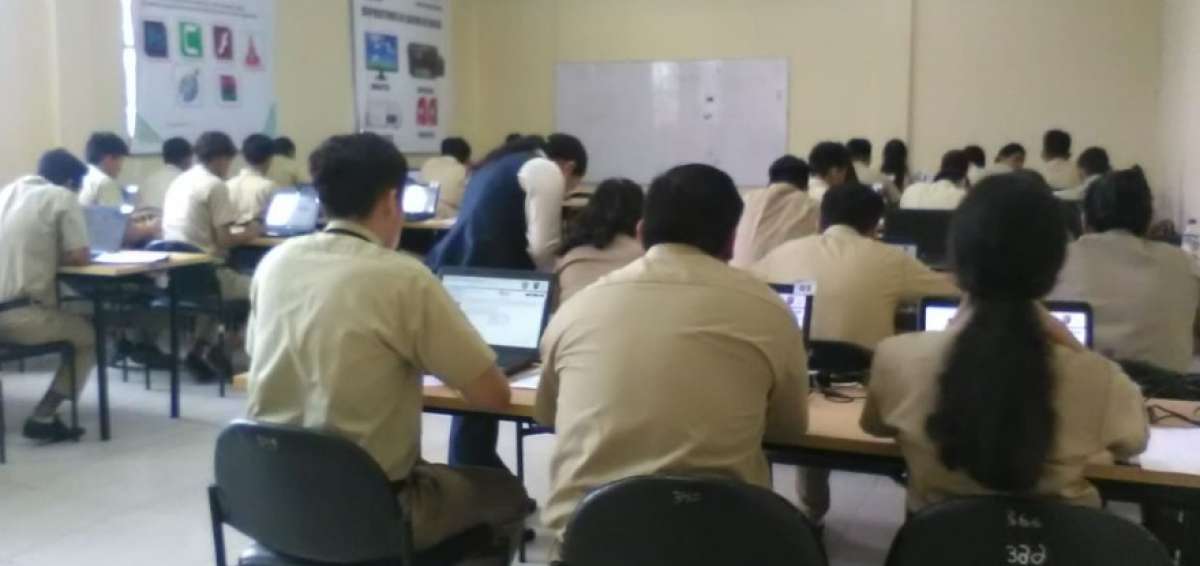 Los estudiantes del colegio Vicente Rocafuerte realizan el test.
