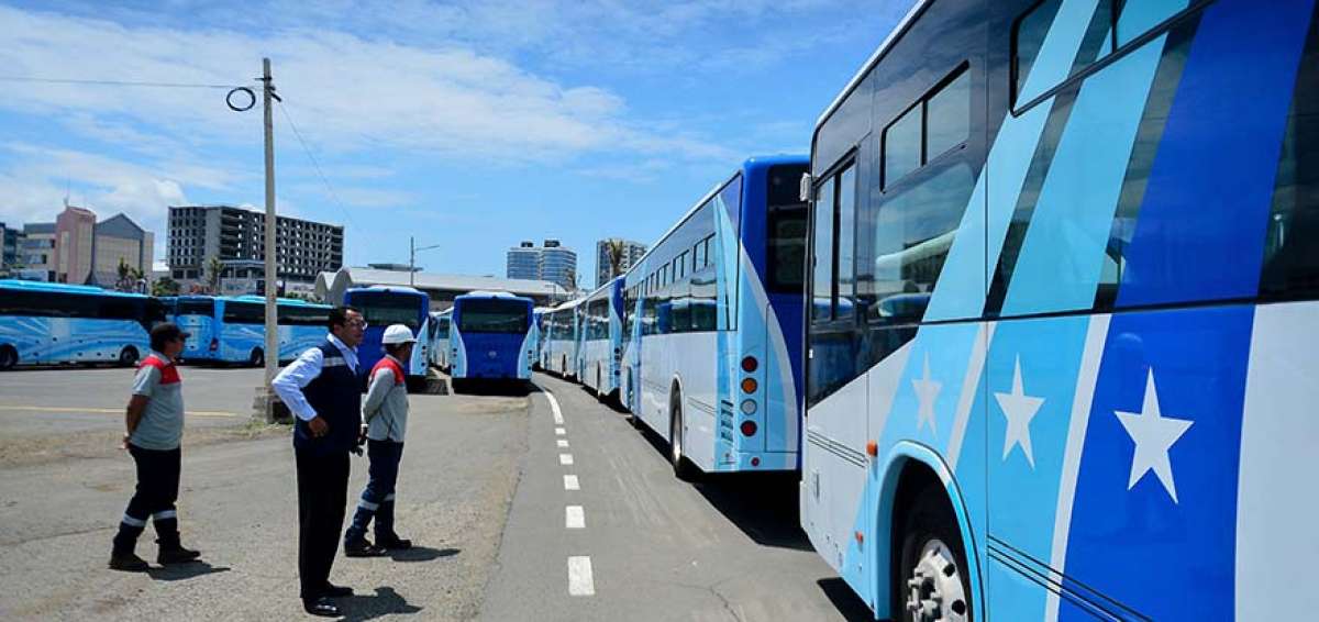 En los patios de almacenamiento del puerto de Manta fueron desembarcados los autobuses que se utilizar&aacute;n para transporte en Guayaquil.