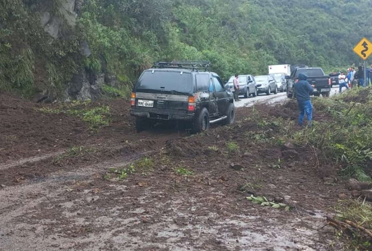 La vía Alóag-Santo Domingo fue cerrada por deslizamientos producto de las lluvias fuertes.