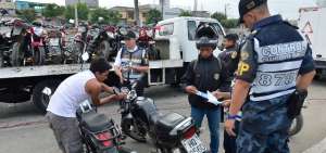 Decenas de propietarios de motos debieron presentar la documentaci&oacute;n de sus veh&iacute;culos.