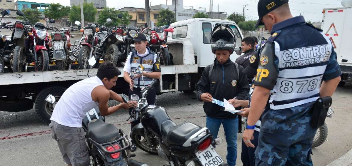 Decenas de propietarios de motos debieron presentar la documentaci&oacute;n de sus veh&iacute;culos.