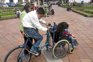 Los familiares, amigos o t&eacute;cnicos encargados de su cuidado pueden llevar en la parte posterior de las bicicletas a la persona con discapacidad y con cintur&oacute;n. Foto: Elizabeth Maggi / para El Tel&eacute;grafo