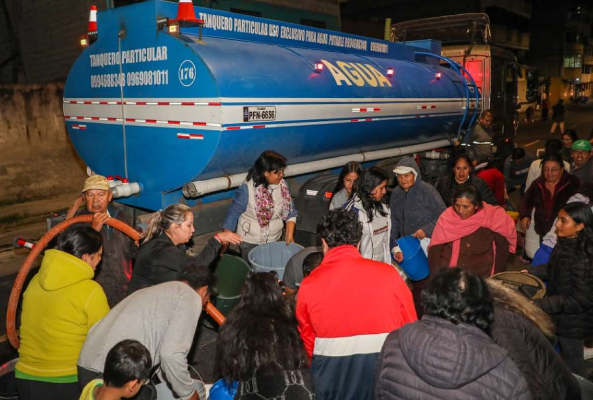 Los ciudadanos del sur de la capital ecuatoriana se abastecen de agua por medio de tanqueros, tras la rotura de una tubería del sistema Mica-Sur.