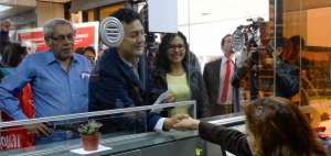 El dirigente Geovanny Atarihuana, de Uni&oacute;n Popular, present&oacute; en la ventanilla del CNE su propuesta de consulta sobre las enmiendas.