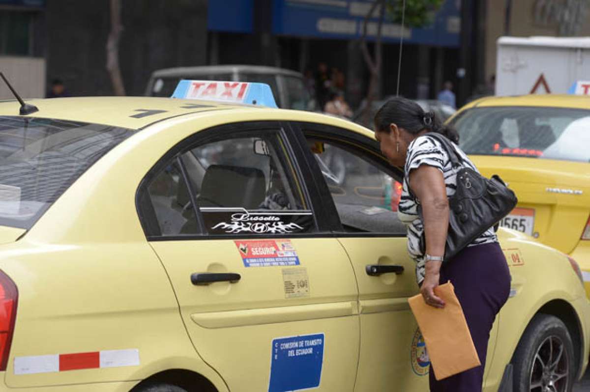 Los usuarios guayaquile&ntilde;os, por costumbre, se acercan a negociar los montos de los viajes. Foto: Karly Torres / El Tel&eacute;grafo