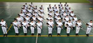 El entrenamiento para llevar con honorabilidad la r&eacute;plica del fusil se realiza cada semana bajo las normas del respeto y el aprecio a la vida militar.