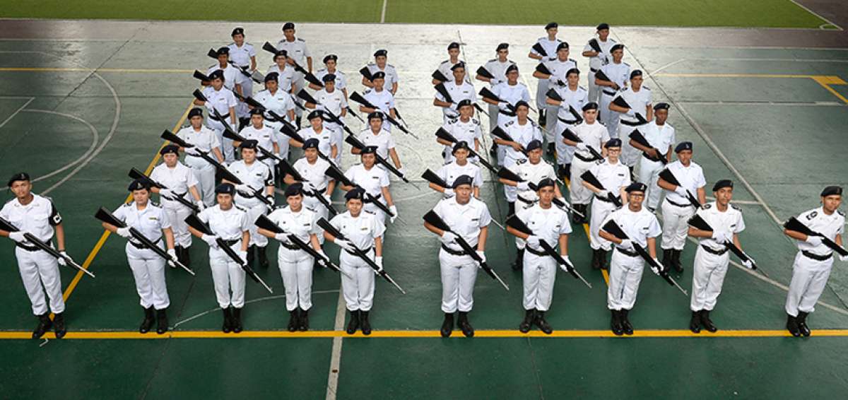 El entrenamiento para llevar con honorabilidad la r&eacute;plica del fusil se realiza cada semana bajo las normas del respeto y el aprecio a la vida militar.