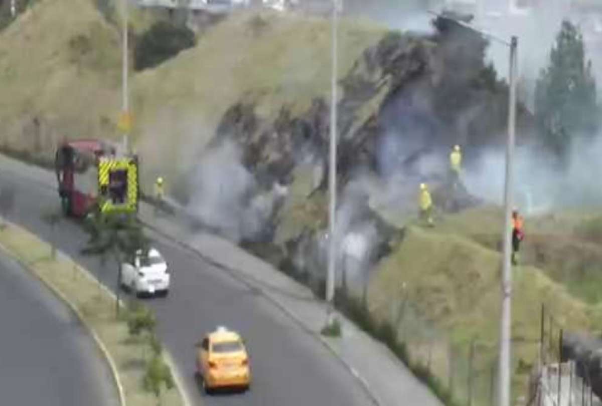 El Cuerpo de  Bomberos de Quito alertó sobre un nuevo incendio forestal al norte de la ciudad. 