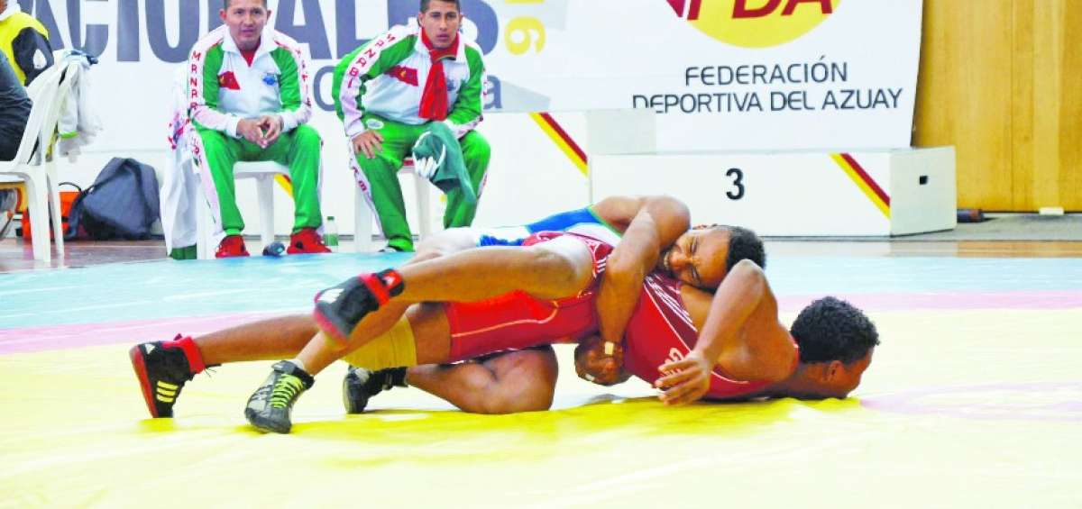 Arriba, Cesyan Carracedo (Manab&iacute;) en la final gan&oacute; a Wilfrido Pineda  (Guayas) en la categor&iacute;a 58 kg.