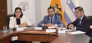 Las autoridades del Ministerio de Trabajo, Aduana y Presidencia de la Rep&uacute;blica, durante la rueda de prensa. 