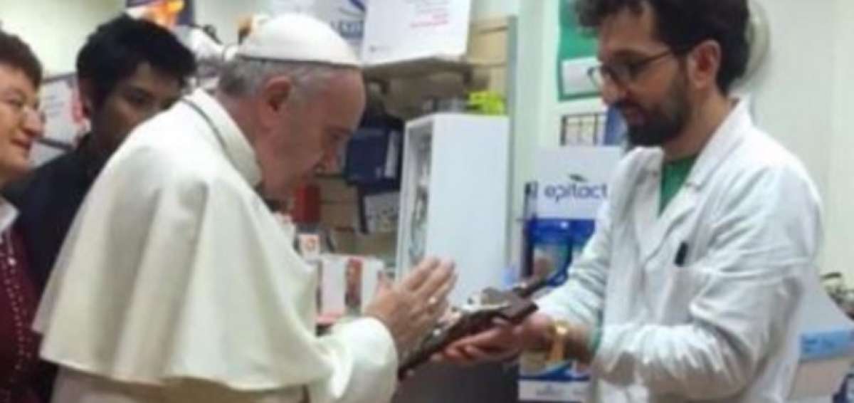 El pont&iacute;fice argentino, de 80 a&ntilde;os, visit&oacute; el martes por la tarde una farmacia especializada en art&iacute;culos ortop&eacute;dicos.