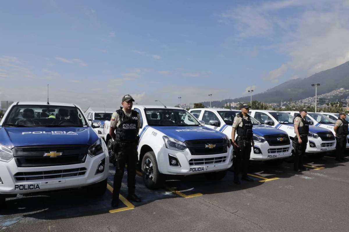 Municipio de Quito entregó 50 camionetas a la Policía Nacional