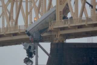 Una mujer resultó ilesa tras quedar colgada en la cabina del camión que conducía. Ocurrió en el puente sobre el río Ohio, Estados Unidos.