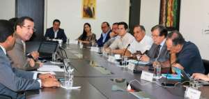  El Ministro de Comercio Exterior durante un encuentro con representantes de Fedexpor y la Corpei. 