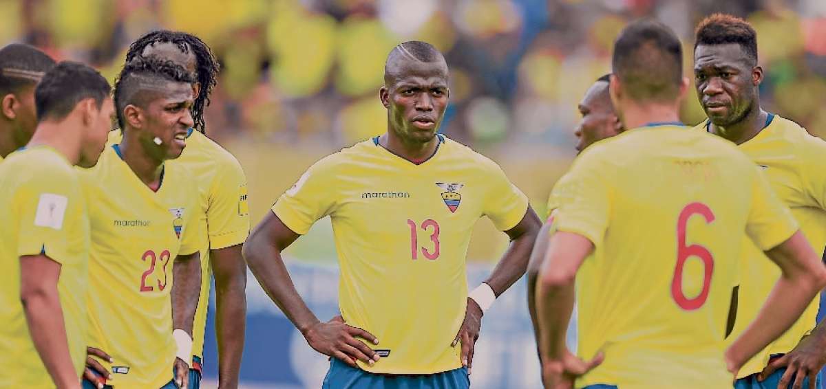 Los futbolistas de la plantilla ecuatoriana conversan entre s&iacute;, luego de un encuentro de las eliminatorias al Mundial en el estadio Ol&iacute;mpico Atahualpa.