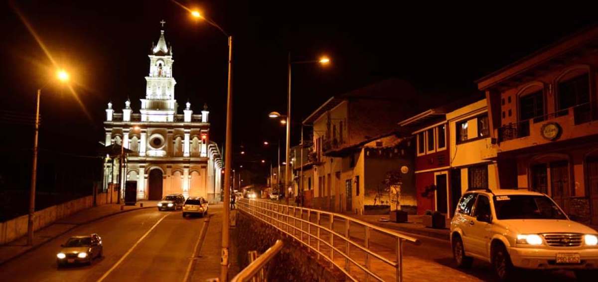 La iglesia de Todos Santos se levanta en la Calle Larga y es parte del Patrimonio Cultural de Cuenca