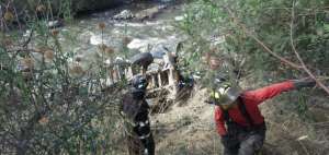 Personal del Cuerpo de Bomberos durante el rescate de un hombre herido en el r&iacute;o Pisque.