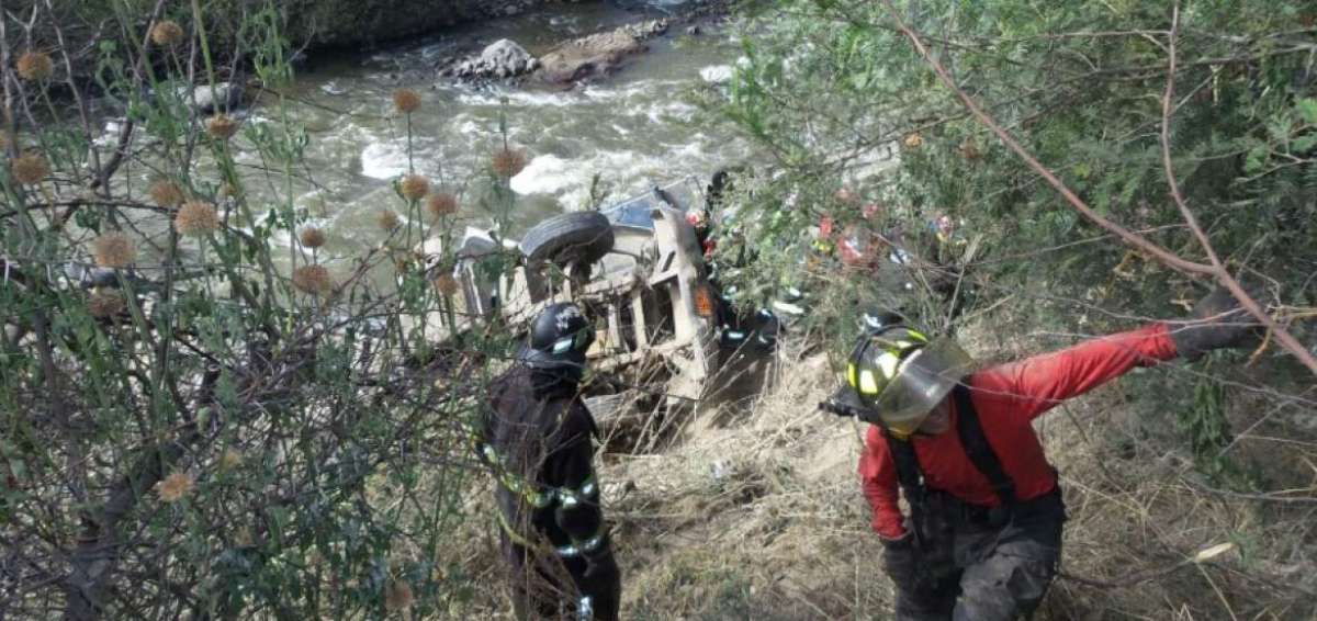 Personal del Cuerpo de Bomberos durante el rescate de un hombre herido en el r&iacute;o Pisque.