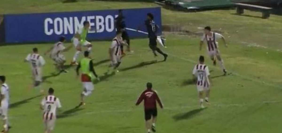 Instante en el que Preciado agarra el bander&iacute;n para defenderse de los jugadores uruguayos.