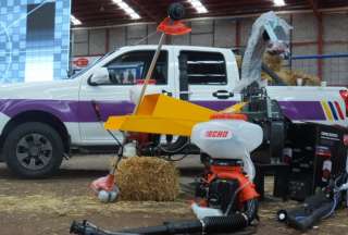 El Ministerio de Agricultura entregó títulos de propiedad, unidades móviles agropecuarias e insumos a productores rurales de Azuay.