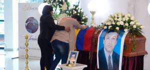 Los restos mortales del conductor Efra&iacute;n Segarra se colocaron en el tercer piso del Memorial Necr&oacute;polis (al norte de la capital). Familiares, amigos y periodistas acudieron a darle una sentida despedida.