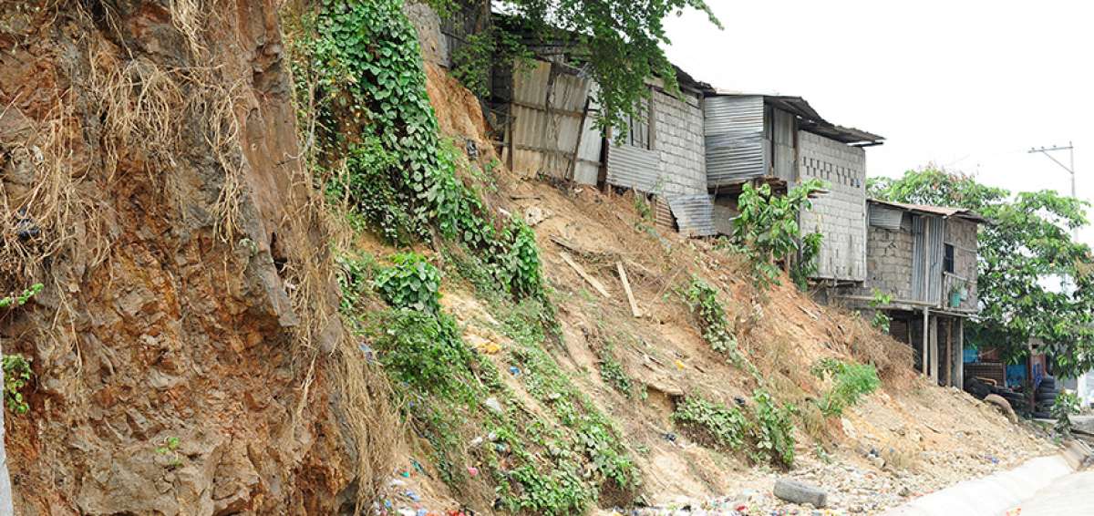 Al pie de un barranco de aproximadamente 30 metros de altura se asienta una docena de casas de construcci&oacute;n mixta.