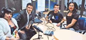 En la cabina de Radio P&uacute;blica constan, de izquierda a derecha: Aracely Pazmi&ntilde;o (ex locutora), Freddy Lobato, Roberto Bravo y Rub&iacute; Andrade (exlocutora y activista transg&eacute;nero). Foto: Cortes&iacute;a.