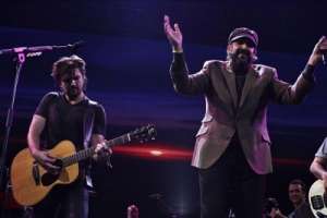 Juan Luis Guerra y Juanes en los Heat Latin Music Awards