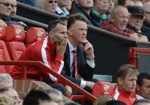 Ryan Giggs (i.) y Louis Van Gaal durante el encuentro que el Manchester United perdi&oacute; 2-1 frente al Swansea. Foto: EFE