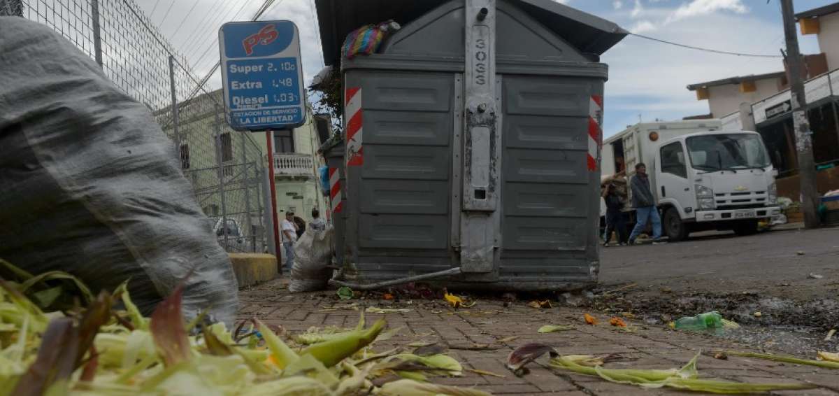 Los contenedores para basura ubicados alrededor del mercado no siempre abastecen la demanda.
