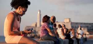 Los cubanos se aglomeran en plazas, parques y muelles para aprovechar la se&ntilde;al gratuita de internet.  