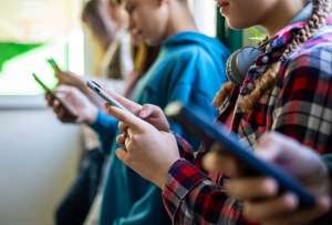 Se propone que los menores de 15 a&ntilde;os no accedan a redes sociales.