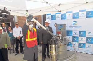 Para el proyecto, la Centrosur invirti&oacute; $ 14 mill  en una m&aacute;quina que sirve para desmembrar focos ahorradores e incandescentes.Foto: Cortes&iacute;a / Empresa El&eacute;ctrica Regional Centro Sur 
