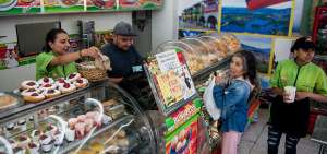 El colombiano Ernesto Mart&iacute;nez lleg&oacute; a Ecuador hace 12 a&ntilde;os. Tiene una panader&iacute;a en Quito y otra en Guayaquil.  