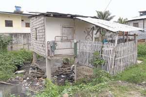Una casa est&aacute; construida sobre un canal de aguas lluvias en el bloque 4 de El Fort&iacute;n. Foto: Jos&eacute; Mor&aacute;n | El Tel&eacute;grafo
