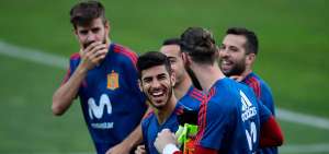 El volante Marco Asencio (c) bromea con sus compa&ntilde;eros durante un entrenamiento de la selecci&oacute;n de Espa&ntilde;a en Krasnodar.