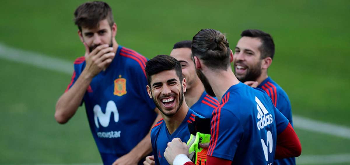 El volante Marco Asencio (c) bromea con sus compa&ntilde;eros durante un entrenamiento de la selecci&oacute;n de Espa&ntilde;a en Krasnodar.