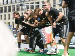 Jugadores alemanes al momento que hac&iacute;an la danza del gaucho en la celebraci&oacute;n por ganar la Copa del Mundo. Foto: AFP