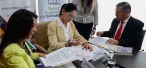 Las autoridades del sector, durante la firma del convenio. 