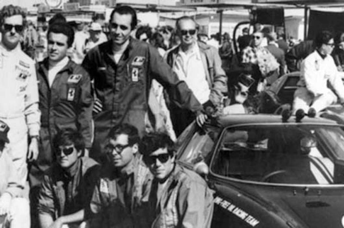 Fausto Merello (segundo entre quienes se encuentran de pie ), junto a sus compa&ntilde;eros Guillermo &lsquo;Palito&rsquo; Ortega (der.) y Jhon Gunn (izq.) antes de la competencia 24 Horas de Daytona.