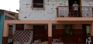 Las familias en el cant&oacute;n Rocafuerte prefieren no entrar a sus hogares por miedo a las r&eacute;plicas. Los Garc&iacute;a se turnan entre ellos para conciliar el sue&ntilde;o.
