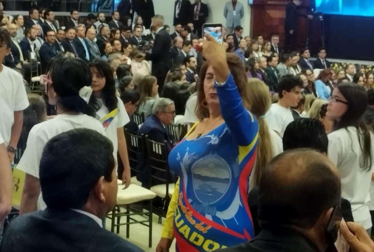 La activista recorri&oacute; la alfombra roja con un vestido tricolor y banderas de Ecuador y Estados Unidos, generando fotograf&iacute;as y videos entre los asistentes.