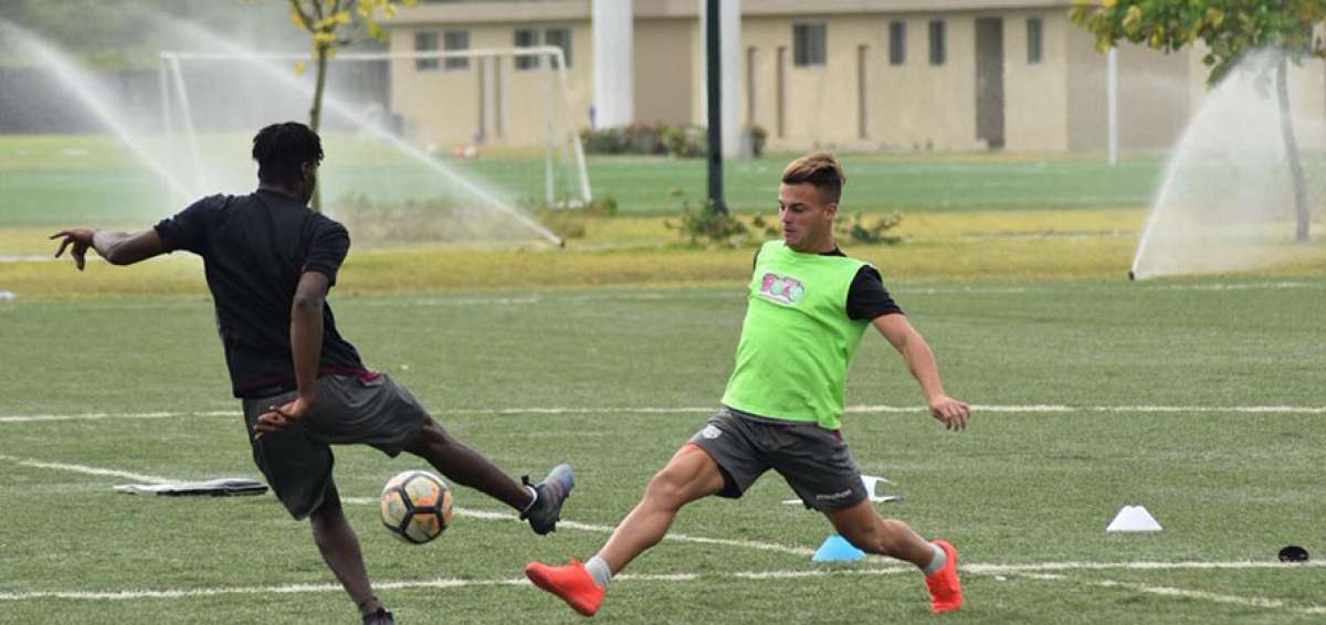El volante ofensivo Robertino Ins&uacute;a (d), de los registros del Toreros -equipo filial de Barcelona en segunda categor&iacute;a-, durante una pr&aacute;ctica en Samanes.