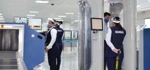 Los aeropuertos aplican estrictos protocolos de bioseguridad al ingreso, permanencia y salida de los pasajeros, al igual que en el interior del avi&oacute;n.