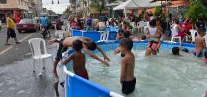 Familias guayaquile&ntilde;as optaron por piscinas en barrios este feriado