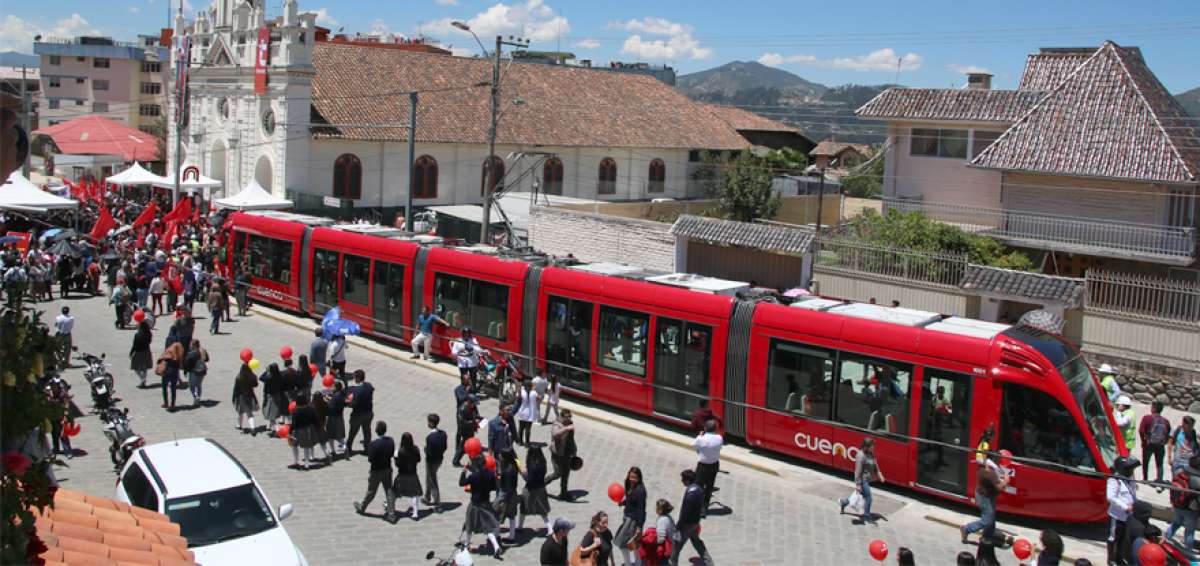 Cientos de ciudadanos se dieron cita ayer a lo largo de la ruta tranviaria para observar el vag&oacute;n 1.001. El apoyo al proyecto fue masivo.